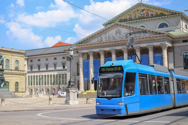 Sie erreichen uns mit den öffentlichen Verkehrsmitteln per Tram und Bus. Die nächstgelegenen Haltestellen sind Bundesfinanzhof, Herkomerplatz und Wehrlestraße.