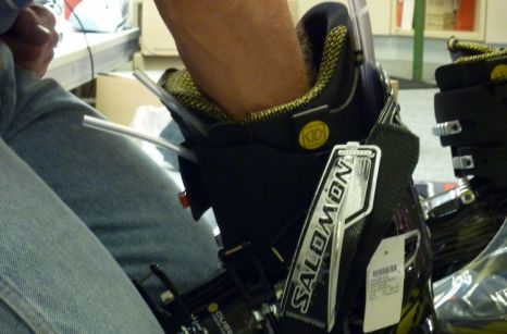 Schale und Innenschuhe werden vorbereitet.