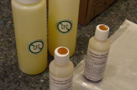 Der PU-Schaum wird durch kräftiges Schütteln aktiviert und mit den Schläuchen des Innenschuhs verschraubt.