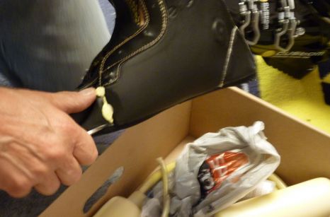 Kleine Schönheitsreparaturen, überflüssiges Material wird entfernt.