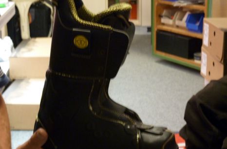 Der geschäumte Skischuh ist fertig.