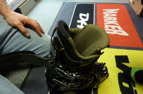 Die Innenschuhe werden wieder in die Skischuhschalen gesteckt.