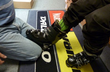 Zur Kontrolle werden die neu geschäumten Skischuhe nochmals anprobiert.